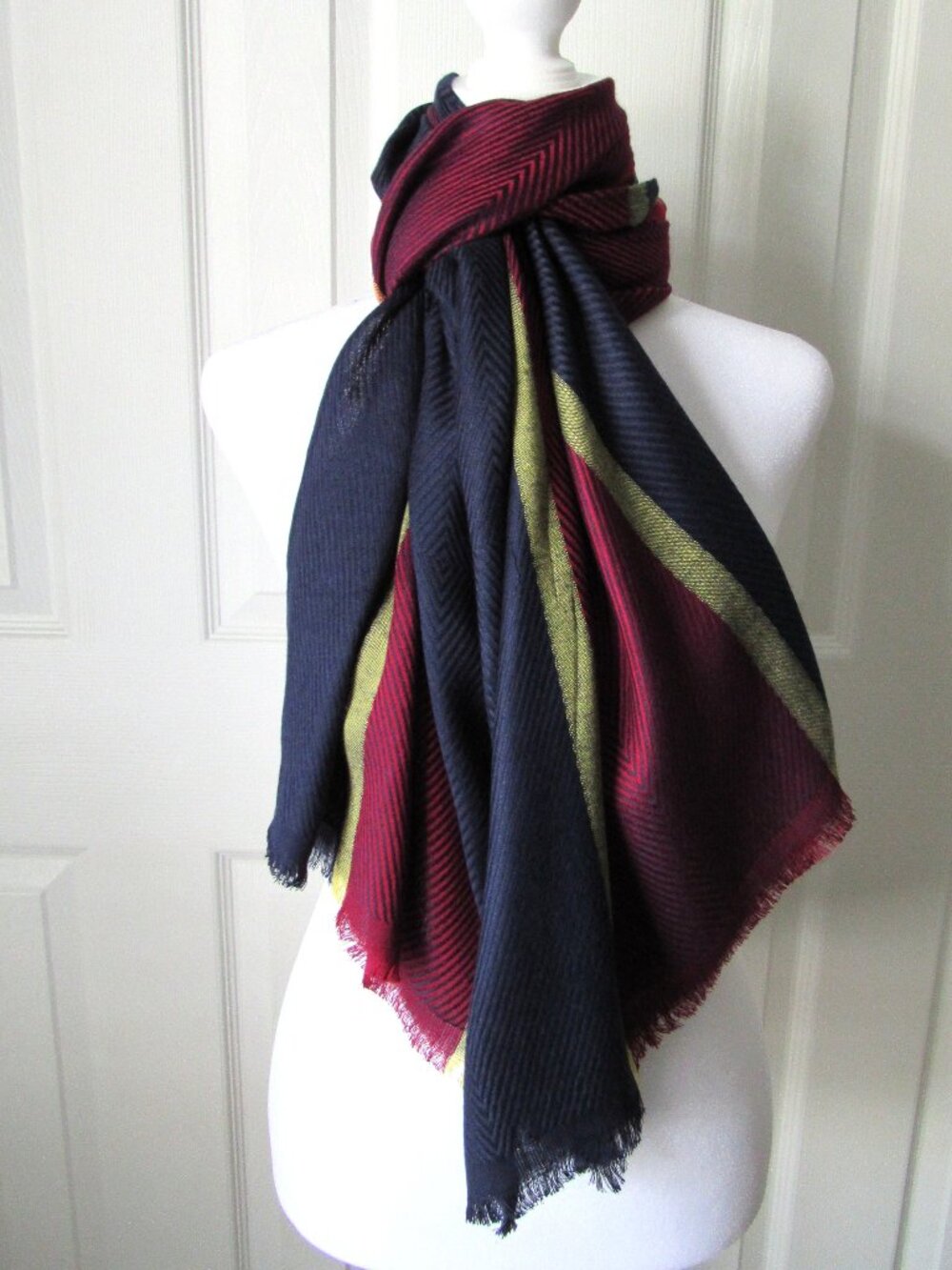 LIZ CLAIBORNE Soft 100% Rayon SCARF WRAP Woven Tartan Red Blue Fringe Classic